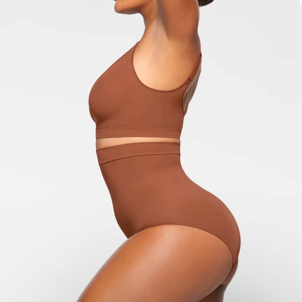 NTW SKIMS EVERYDAY SCULPT HIGH-WAISTED BRIEF - Bronze - Picture 3 of 5